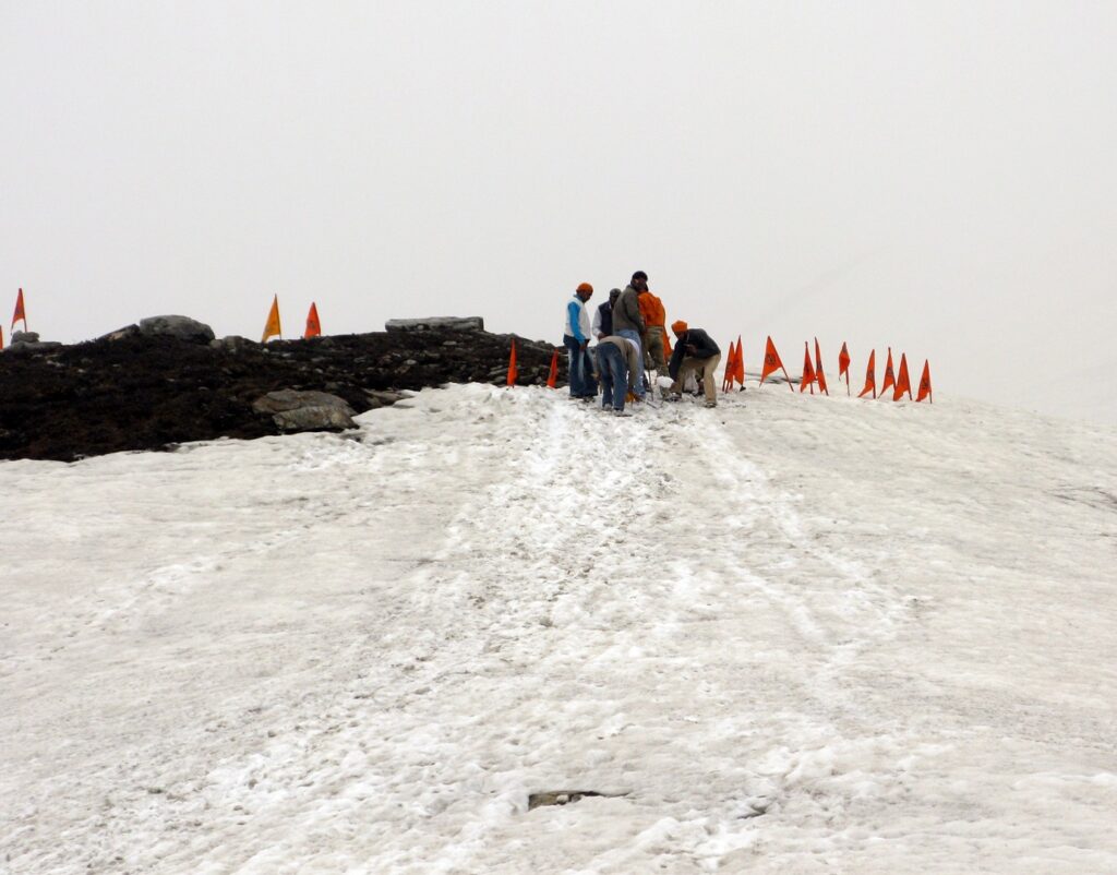 Trekking towards Hemkund Sahib